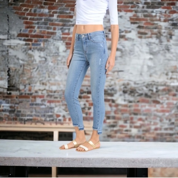 Elan | Light Wash Frayed Hem Distressed Jeans JES2093 | Size Medium - Picture 2 of 13